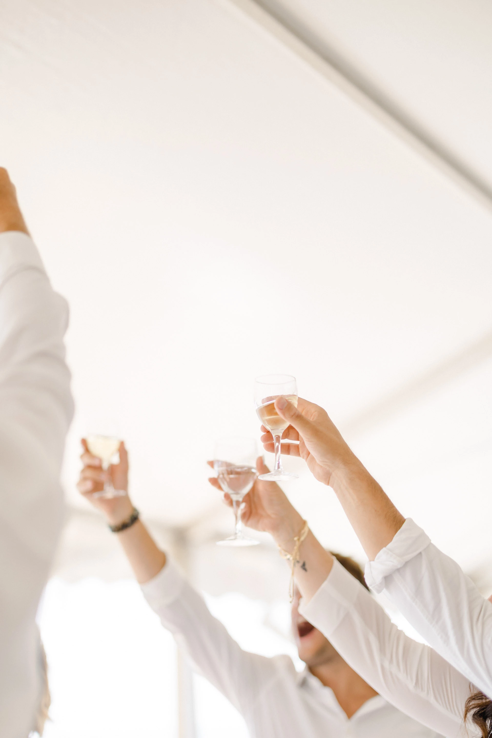 main verres verres à pied geste verre à vin